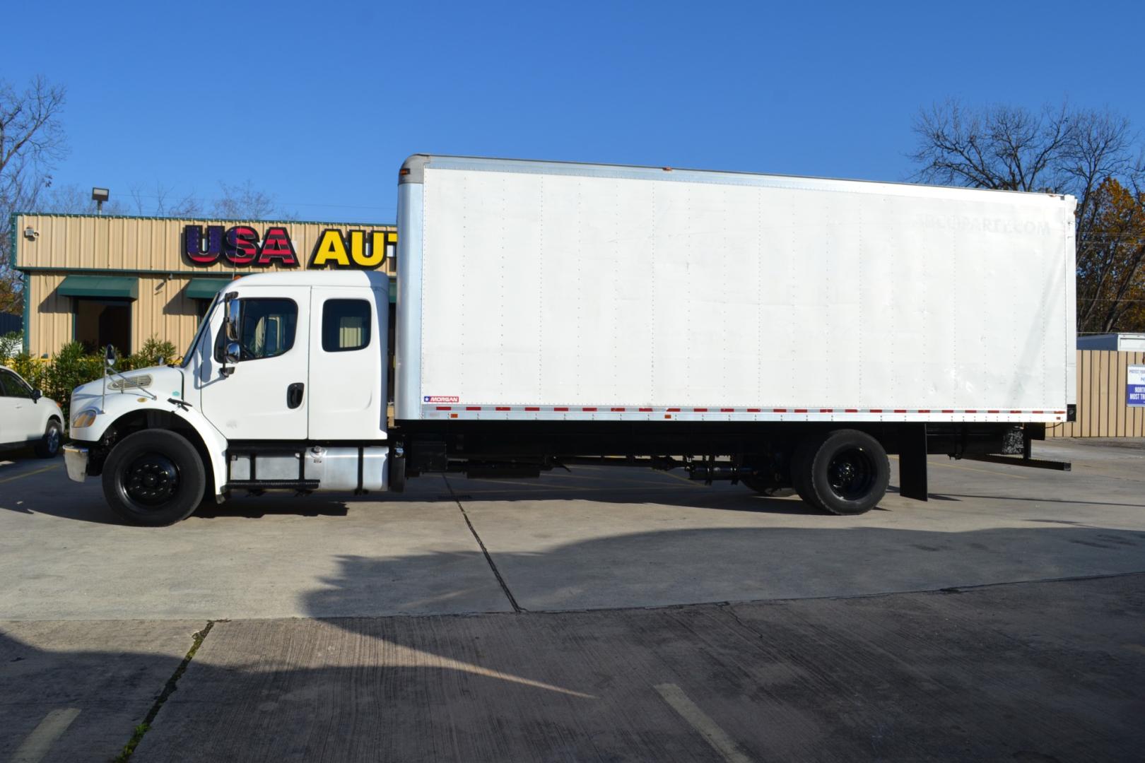 2017 WHITE /BLACK FREIGHTLINER M2-106 with an CUMMINS ISB 6.7L 260HP engine, ALLISON 2500RDS AUTOMATIC transmission, located at 9172 North Fwy, Houston, TX, 77037, (713) 910-6868, 29.887470, -95.411903 - 26,000LB GVWR NON CDL , MORGAN 26FT BOX, 13FT CLEARANCE, HEIGHT 103" X WIDTH 102", AIR RIDE, EXTENDED CAB BENCH SEAT, 80 GALLON FUEL TANK, POWER WINDOWS, LOCKS, & MIRRORS, COLD A/C, MAXON 3,000LB CAPACITY ALUMINUM LIFT GATE - Photo#3